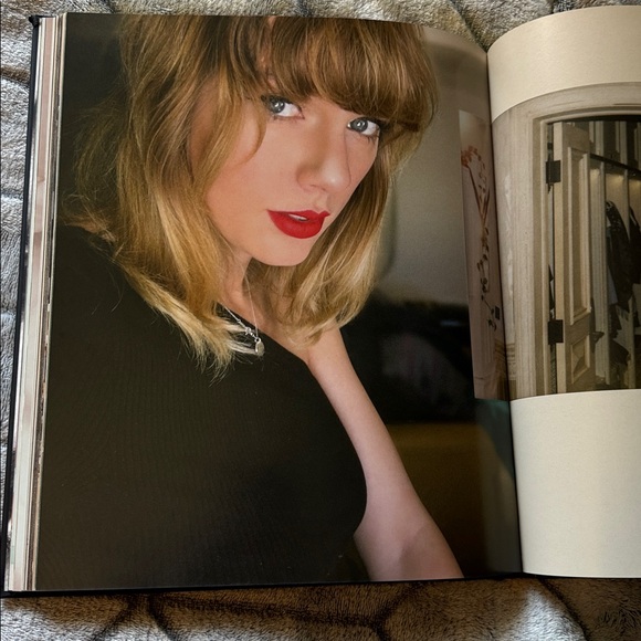 Taylor Swift RARE Reputation VIP Book Hardcover Rep Coffee Table Book Gold - Picture 4 of 6